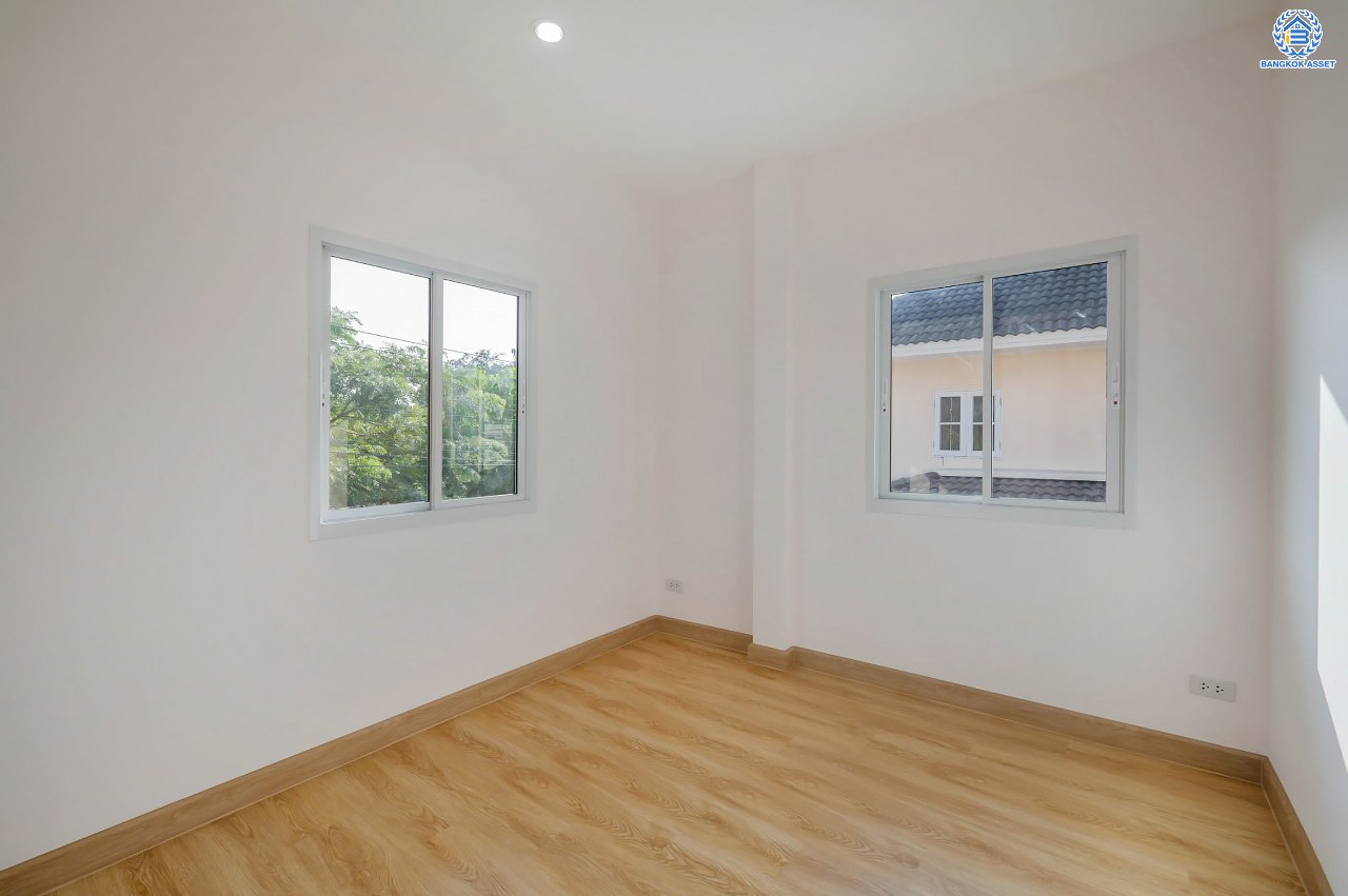 บ้านมือสองตกแต่งใหม่ โครงการ ประดับดาว5-6 ท่าอิฐ ตกแต่งครบครัน พร้อมอยู่ บนเนื้อที่ 52.8 ตร.ว. พื้นที่ใช้สอย 104.5 ตร.ม.  พร้อมฟังก์ชัน 3 ห้องนอน 2 ห้องน้ำ จอดรถได้ 1 คัน พื้นที่ใช้สอยกว้างขวาง บนทำเลที่ดีที่สุด เชื่อมต่อได้หลายเส้นทาง ใกล้รถไฟฟ้าสายสีม่วง "สถานีบางรักน้อยท่าอิฐ"